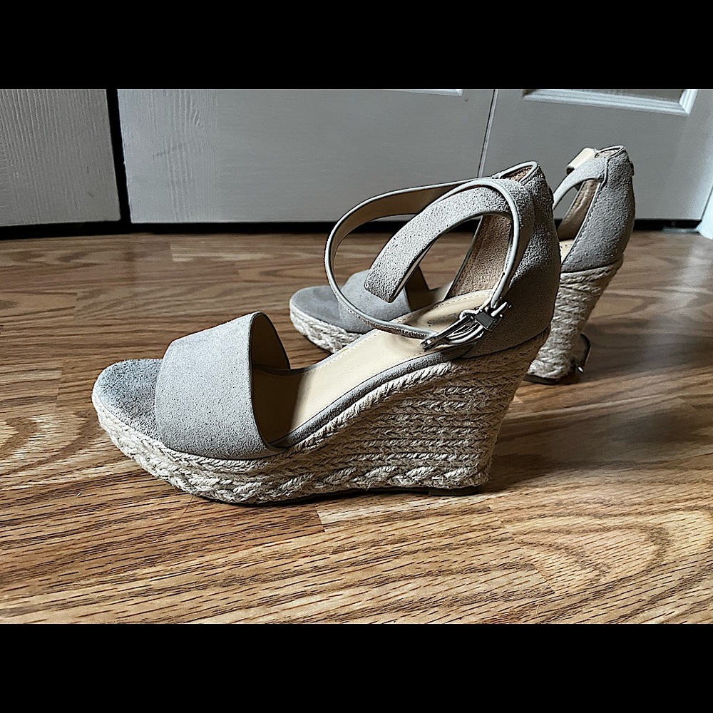 Guess brand sz 8.5 beige wedge sandals
